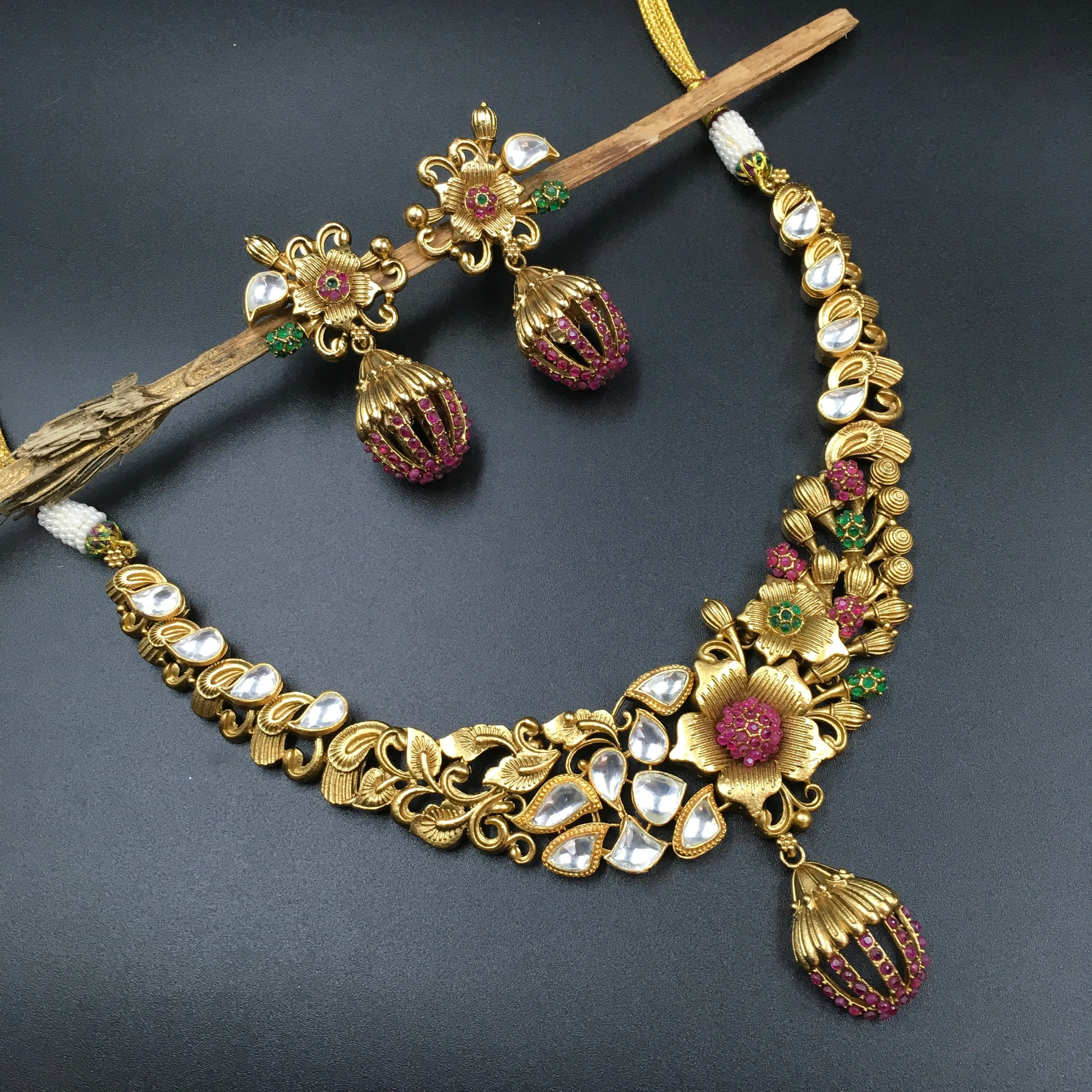 Round Neck Antique Necklace Set 3530