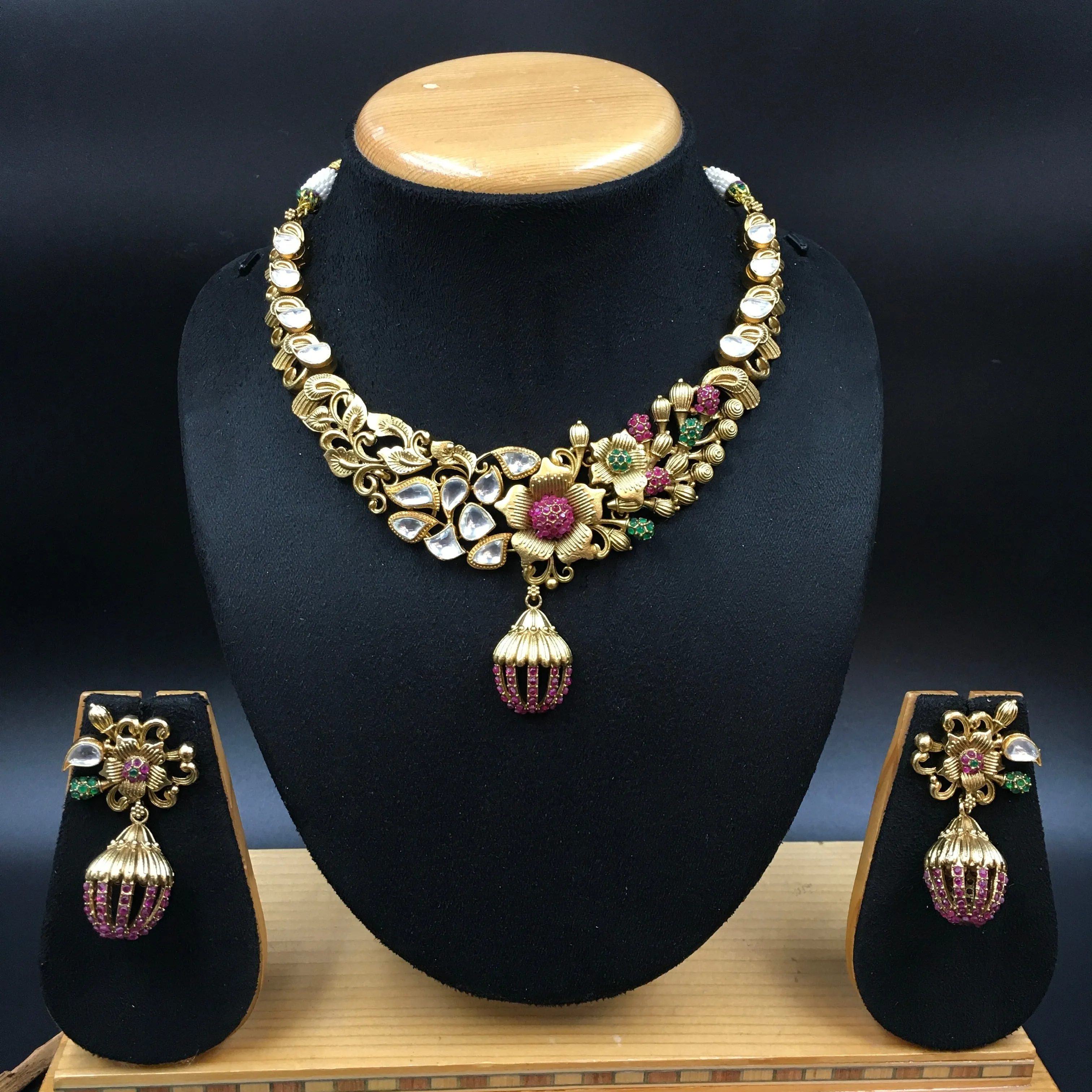 Round Neck Antique Necklace Set 3530